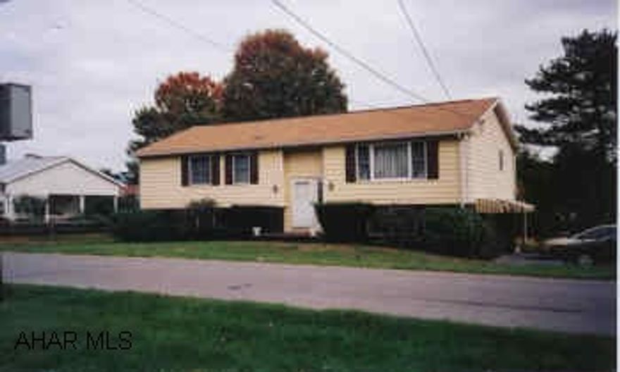 3 BEDROOM, 1.75 BATH, FAMILY ROOM, OFFICE, ONE CAR GARAGE, COVERED PATIO, DECK OFF KITCHEN, ALL SITUATED ON A LARGE CORNER LOT. 3 BEDROOM, 1.75 BATH, FAMILY ROOM, OFFICE, ONE CAR GARAGE, COVERED PATIO, DECK OFF KITCHEN, ALL SITUATED ON A LARGE CORNER LOT.