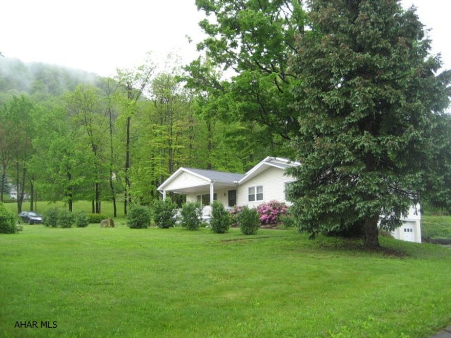 1 Story 4 Bedroom 4 Bath home includes eat in kitchen,20x24 family room,16X18 master bedroom with full bath & walk in closet.1st floor laundry. 2 car garage plus a 40X60 work shop set on a 2.3 Acres