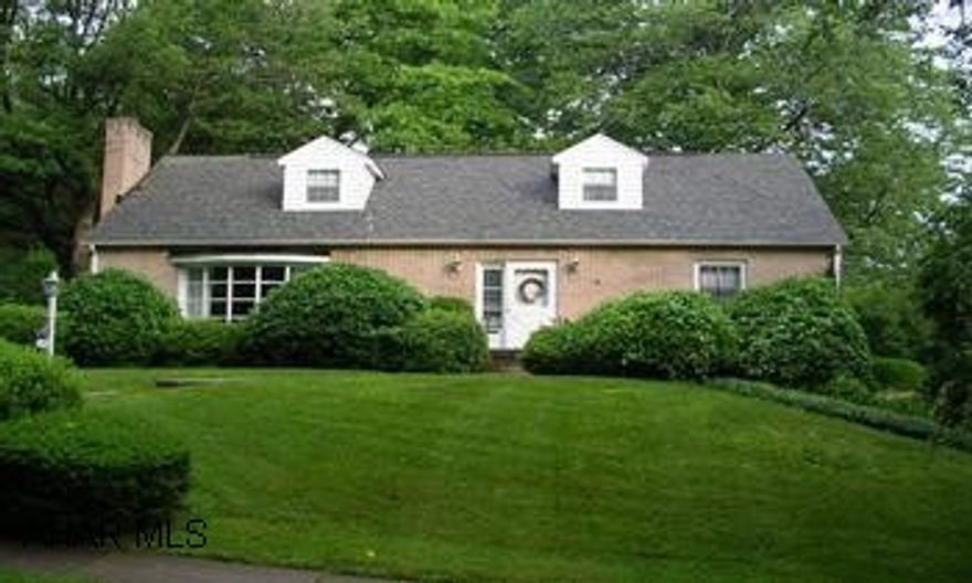 1.5 STORY BRICK. CHARMING 4 BEDROOM, 2 BATH, 1.5 STORY IN HIGHLAND PARK. LARGE PRIVATE LOT. HARDWOOD FLOORS, CROWN MOULDING, 6 PANEL DOORS, FIREPLACE, NEW ROOF, AND FURNACE. CALL JOE WEBBER @ 932-6923.