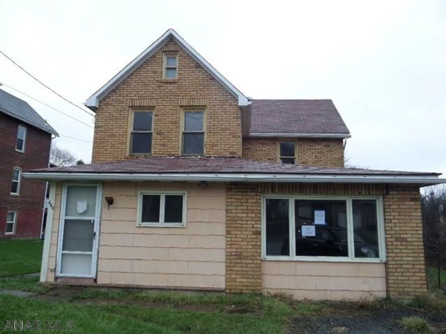 Lots of potential! Main Floor bedroom and full bath. Property was built prior to 1978 and lead based paint potentially exits. Possible discoloration exists, All parties must sign a Hold Harmless Agreement and the property will be shown by appointment only