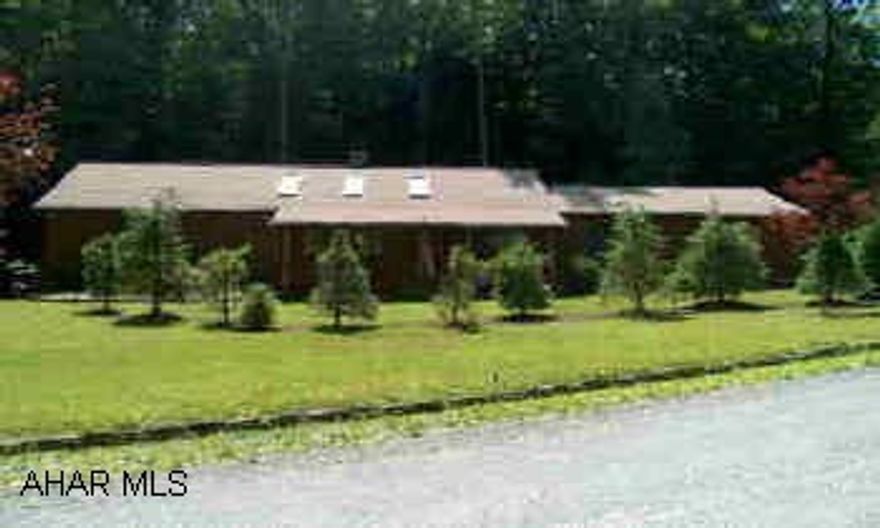 Ranch home on beautiful corner lot inside Glendale Yearound.