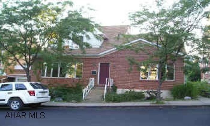 Unbelieveable home with beautiful 1 story bedroom suite addition. Modern kitchen with built in appliances. Unbelievable home with beautiful 1 story bedroom suite addition. Modern kitchen with built in appliances. Central air on 1st floor only. Gas hot water heat.