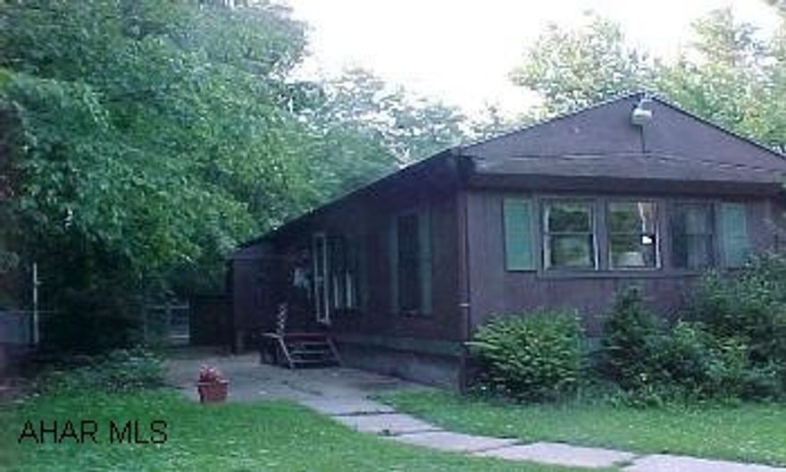 Remodeled mobile home sits on 50x120 lot with additional land parcel 4.515ac New kitchen, new carpeting in living room - Move in ConditionMill Run Rd - at flashing light turn right - Stone monument on corner ( right side) 28th Ave. At monument turn right - top of hill dirt/gravel lane - 1st driveway on right.