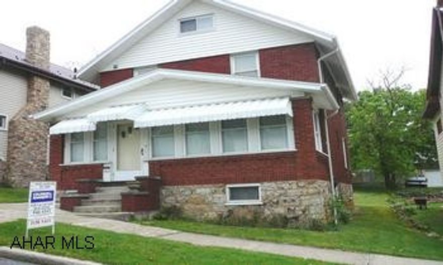 2 1/2 STORY HOME IN GREAT CONDITION, 3 BRS, NICE KITCHEN, DINING ROOM, LG. LIVING ROOM, ATTIC COULD BE BR. 2 1/2 STORY HOME IN GREAT CONDITION, 3 BRS, NICE KITCHEN, DINING ROOM, LG. LIVING ROOM, ATTIC COULD BE BR.