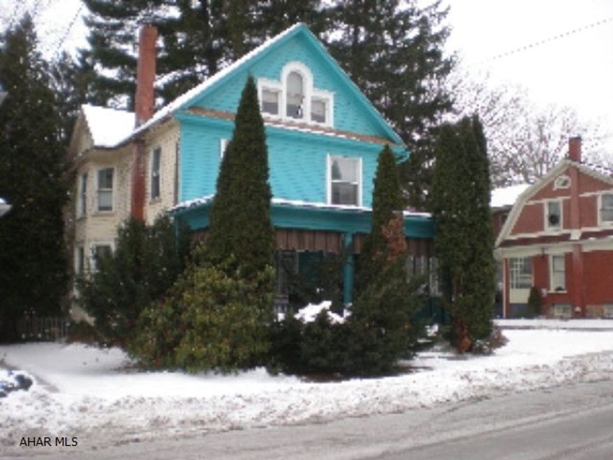 2.5 story wood sided home waiting for your tlc!  4 bedrooms, 1.5 baths.  Probable freeze damage.