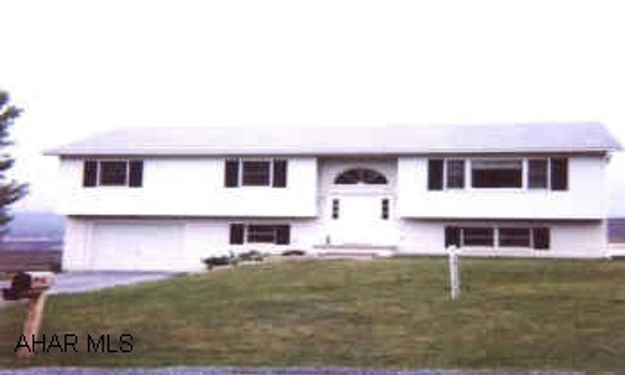 SPACIOUS BI-LEVEL IN MINT CONDITION. FAMILYROOM WITH WALKOUT BASEMENT. DECK WITH GREAT VIEW.