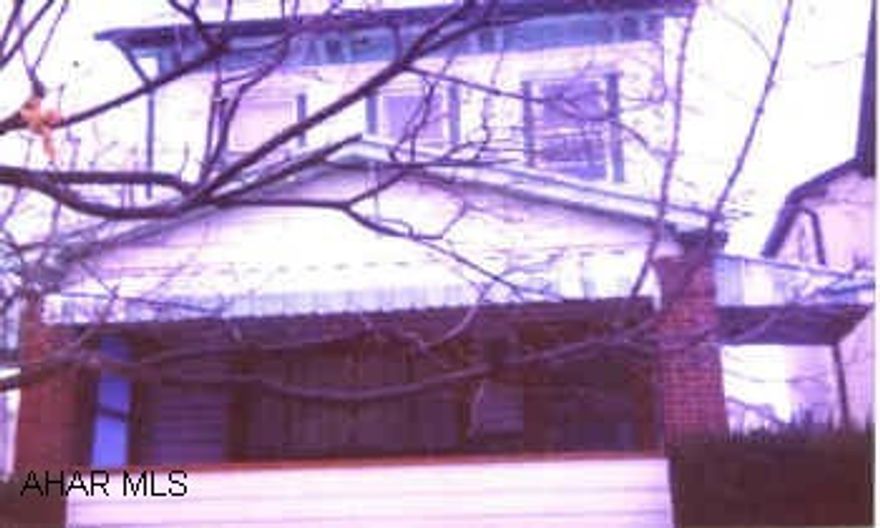2 1/2 STORY, LARGE ROOMS, EAT-IN KITCHEN, 2-CAR GARAGE, FENCED YARD, NICE LEVEL LOT. 2 1/2 STORY, LARGE ROOMS, EAT-IN KITCHEN, 2-CAR GARAGE, FENCED YARD, NICE LEVEL LOT.