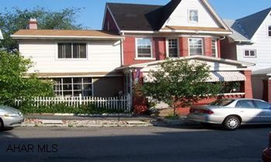 Move-in condition! 2 1/2 story brick, 3 bedroom, 2.5 baths, eat-in kitchen, family room with fireplace, 2 car detached garage with loft. Move-in condition!  2 1/2 story brick, 3 bedrooms, 2.5 baths, eat-in kitchen, family room with fireplace, 2 car detached garage with loft.