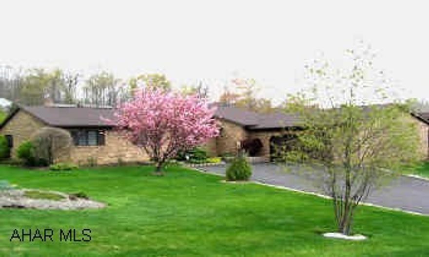 1 STORY WITH FULL FINSIHED BASEMENT. LARGE LEVEL LOT. PELLA WINDOWS W/BUILT IN BLINDS & SCREENS. 1 STORY WITH SCREENED IN PORCH. FULL FINISHED BASEMENT WITH BAR. NEW COUNTER TOPS. HEATED GARAGE. LANDSCAPED.  HOT TUB.