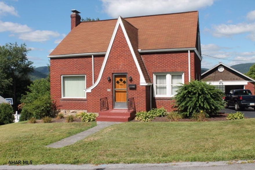 Unique 1.5 Story Brick home in a great location of Altoona..With a great view.. Hardwood floors through out..