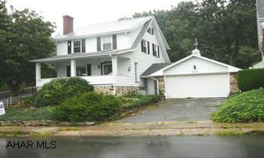 2 1/2 STORY HOME, NEW KITCHEN/APPLIANCES, 2-3 BR, BEAUTIFUL PRIVATE YARD. CORNER LOT WITH PRIVATE YARD, NEW KITCHEN W/ APPLIANCES, LARGE LIVING ROOM. BASEMENT PARTIALLY FINISHED, CLOSE TO CAMPUS.