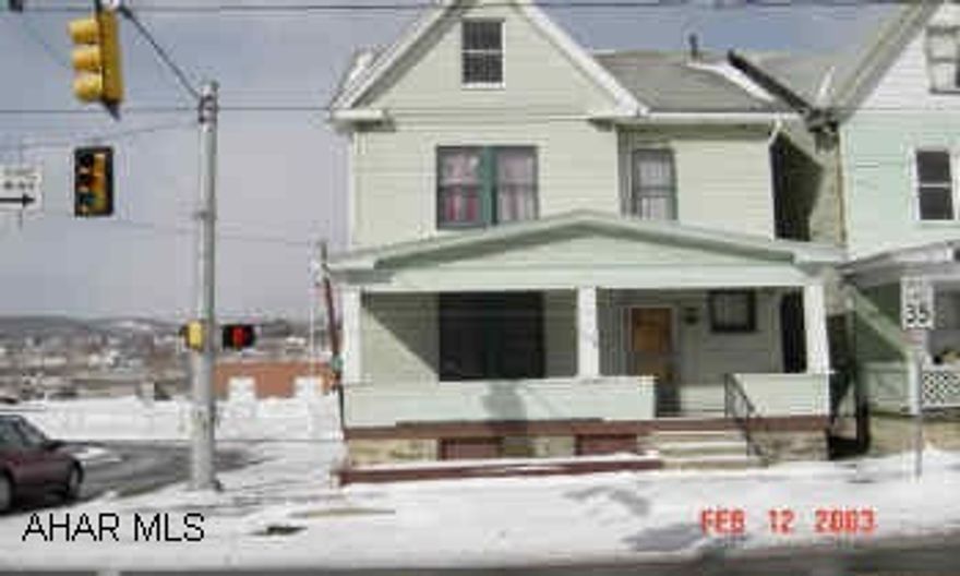 Zoned Hwy Business.  Lot size 25x70x25x75 on corner.  Freshly painted interior.