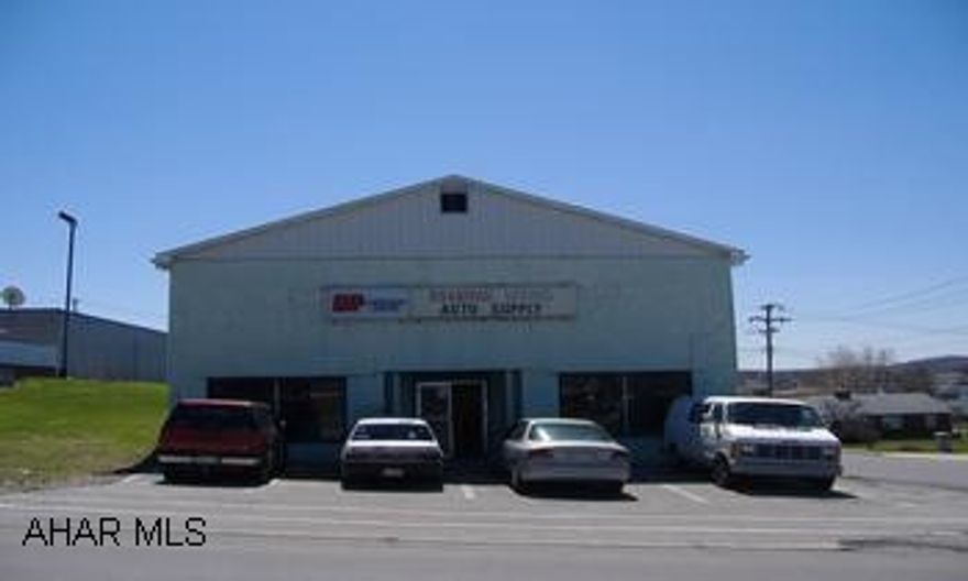 COMMERICAL BUILDING GREAT FOR WHAT EVER YOU WANT TO PUT IN....BEHIND MCDONALDS... GREAT COMMERICAL BUILDING IN THE COVE ..OVER  7000 SQU FT  OF  SPACE