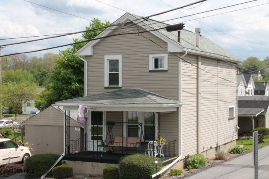 This house sits on a corner lot behind Mansion Park.. Great location....