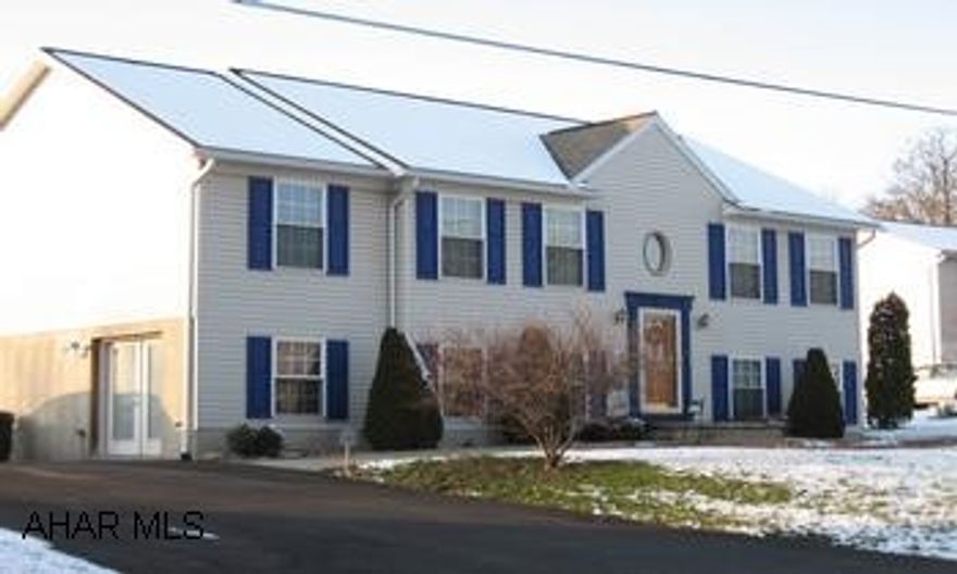 PRICED TO SELL!! SPACIOUS THREE BEDROOM BI-LEVEL ON LARGE LOT WITH MANY NEW FEATURES, SUPER FAMILY ROOM IN LOWER LEVEL.  LOW UTILITIES- MOVE-IN CONDITION.  CALL LORA TO SEE THIS GREAT HOME! 931-1018. PRICED TO SELL!! SPACIOUS THREE BEDROOM BI-LEVEL ON LARGE LOT WITH MANY NEW FEATURES, SUPER FAMILY ROOM IN LOWER LEVEL.  LOW UTILITIES- MOVE-IN CONDITION.  CALL LORA TO SEE THIS GREAT HOME! 931-1018.