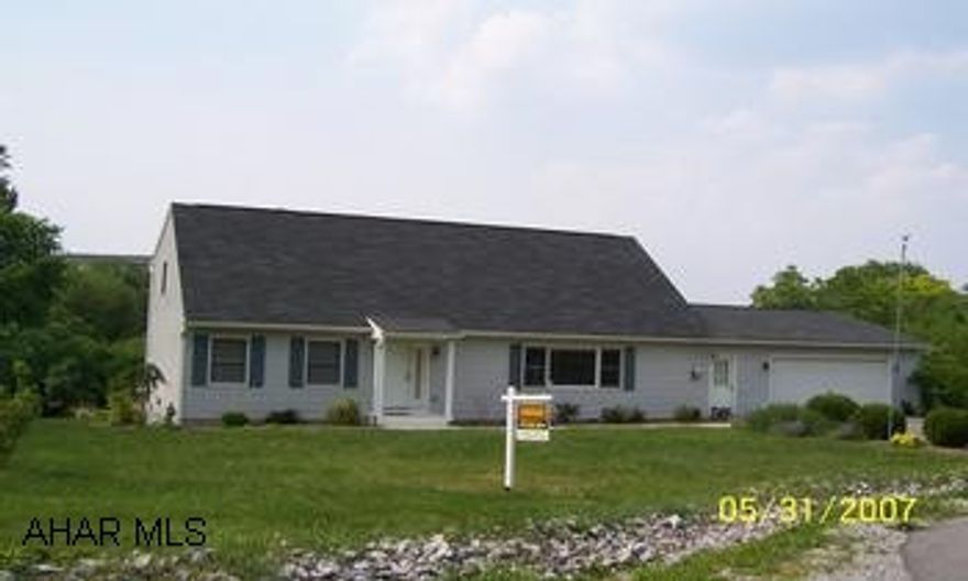 1 1/2 story open floor plan with master bdr on 1st fl. All stainless steel appliances included. Florida room and hot tub too!