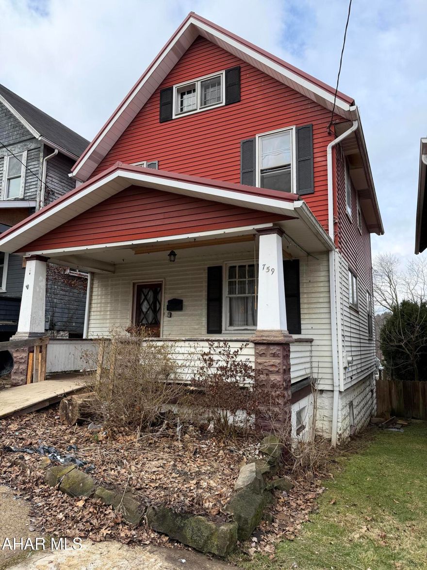Great Investment Opportunity. This house has solid bones and is just waiting for your finishing touches! Would be a great investment property to generate income, or a great first home!