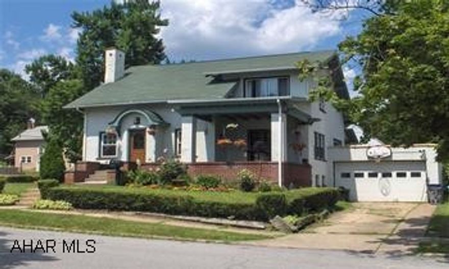 Home Has Been Updated With A New Kitchen & Bath - Nice Corner Lot, W/ Fenced Yard - New Windows - New Gutters - New Rubber Roof On Garage - Hardwood Floors - Must See!!! - Give 2 Hour Notice Of Showing Home Has Been Updated With A New Kitchen & Bath - Nice Corner Lot, W/ Fenced Yard - New Windows - New Gutters - New Rubber Roof On Garage - Hardwood Floors - Must See!!! - Give 2 Hour Notice Of Showing