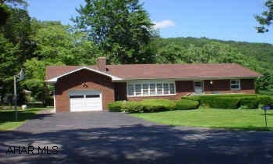 LOVELY "L" SHAPED RANCHER.   SOLID BRICK, GREAT LOCATION.  CONVIENENT TO SHOPPING PLAZA.  CALL HANK. LOVELY "L" SHAPED RANCHER.   SOLID BRICK, GREAT LOCATION.  CONVIENENT TO SHOPPING PLAZA.  CALL HANK.