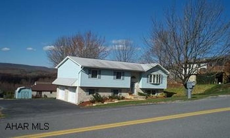 3 BR / 2.5 BA Split on 90x150 lot - Oak Kitchen - Finished lower level with 1/2 Bath - Large Back Yard - Ready to Move in!  Gorgeous Views!