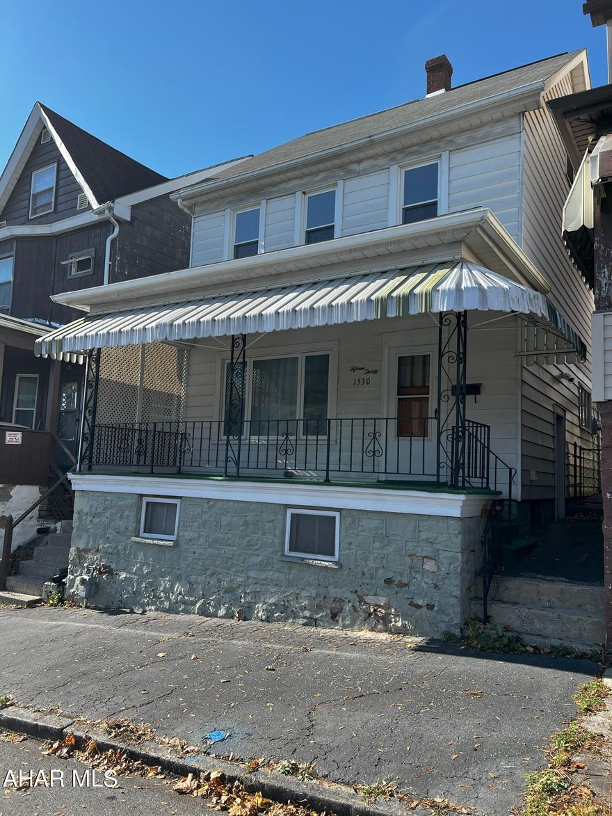 Why rent when you can own ? This 2 story home on 1st flr has living room , dining room , kitchen and closed in back porch with laundry. 2nd flr has 3 bedrooms and full bath.This property also has a fenced in yard and a garage.. Call today for a showing .. Listed for $100000