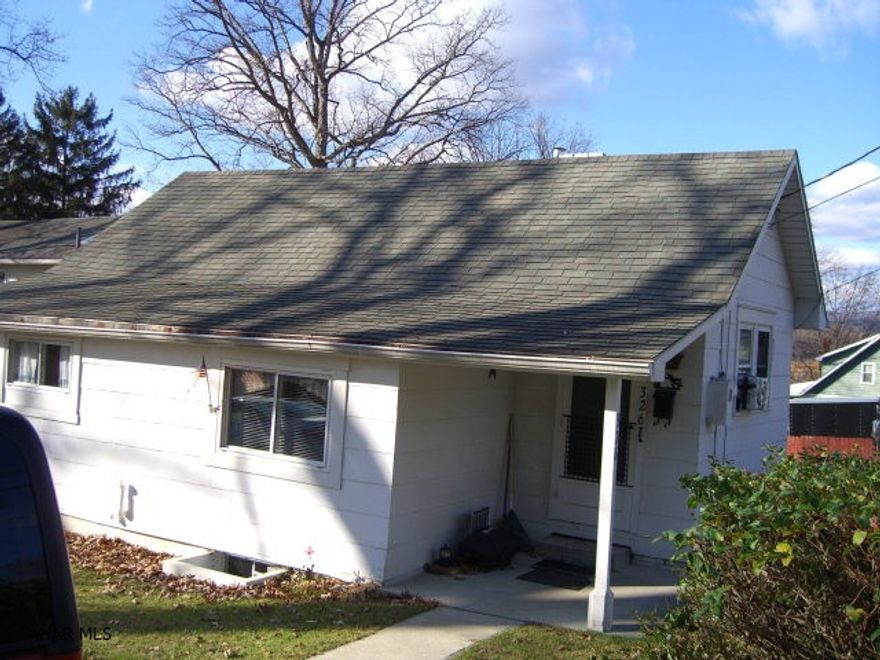 If you are looking for easy living you will enjoy this cozy home with a nice level lot that is close to everything. For energy efficiency and peace of mind this home's furnace and water heater were just installed in 2015 and it has newer thermo pane windows.