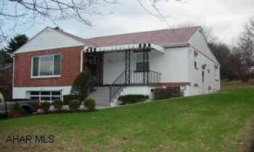 SUPER NICE RANCH HOME ON LARGE LOT. 2 OR 3 BEDROOM, MODERN KITCHEN, REAR PATIO. 1 CAR GARAGE. NO SHOWINGS UNTIL DEC. 8TH. SUPER NICE RANCH HOME ON LARGE LOT. 2 OR 3 BEDROOM, MODERN KITCHEN, REAR PATIO. 1 CAR GARAGE. NO SHOWINGS UNTIL DEC. 8TH.