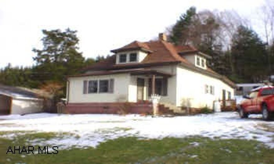 Fantastic 2 story, country living but minutes from everything. Detached building with heat and half bath used for office space.