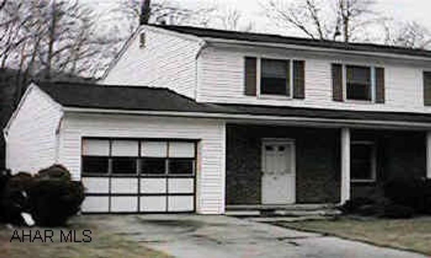 Eldorado 1/2 double with new berber carpet throughout, freshly painted and 1 car garage.