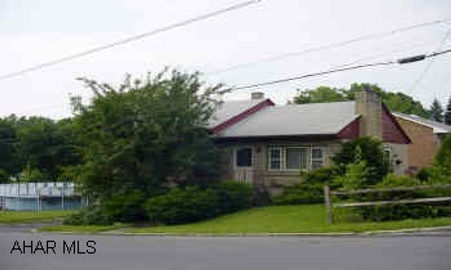 CORNER PROPERTY IN PLEASANT VALLEY.  TWO STEPS FROM LIVING ROOM TO BEDROOMS. KITCHEN WITH BREAKFAST BAR AND DINING AREA. STONE FIREPLACE IN LIVING ROOM.  ONE CAR INTEGRAL GARAGE.  AVOBE GROUND POOL.  WOOD FENCED YARD.  DON'T LET CATS OUT.