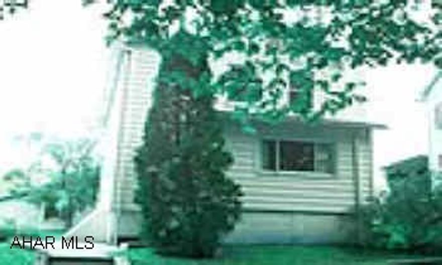 3 CAPTIVE BRDROOMS,1.5 BATHS,KITCHEN,LIVINGROOM,DINING ROOM,MUDROOM,SHED,2 CAR GARAGE NEEDS SOME TLC PRICED TO SELL