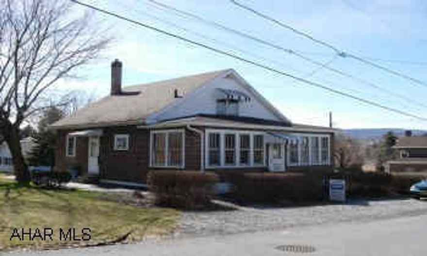 CUTE CAPE COD.  PLEASANT VALLEY AREA. CUTE PLEASANT VALLEY CAPE COD.  3BR, 1 BATH.  LARGE LOT.  ENCLOSED PORCH.  LAKEVIEW KITCHEN, NEW CARPET, FRESHLY PAINTED.  GREAT NEIGHBORHOOD.  CALL JOE, EXT. 124.