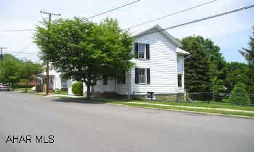 Good starter home! 2 story Newer drywall and laminate floor. Brand new carpet.