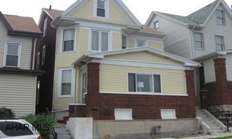 Large 3 Bedroom home.  Good mechanics. Central air.  Maintenance free exterior.  New neutral Berber carpet, kitchen & bath have recently been painted & updated. Large 3 Bedroom home.  Good mechanics. Central air.  Maintenance free exterior.  New neutral Berber carpet, kitchen & bath have  recently been painted & updated.