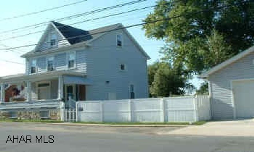 Extremely well kept home in a great neighborhood - maintenance free with detached garage and picket fence on corner lot - a must see!  Easy to show and quick posession. Extremely well kept home in a great neighborhood - maintenance free with detached garage and picket fence on corner lot - a must see!  Easy to show and quick posession.