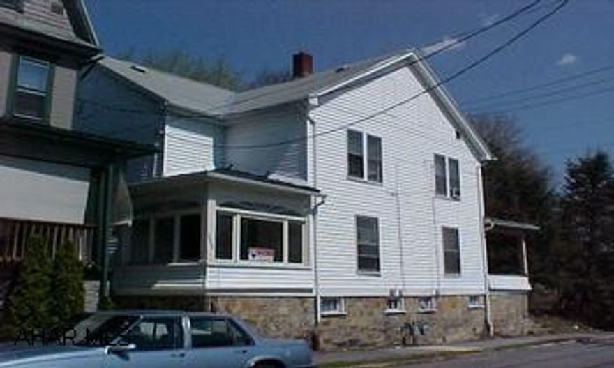 Side by Side - Tenants pay all utilities.  Live in one side - Rent on the other side pays mortgage. 2004 Side - Newer Furnace and Hot Water Tank. Net Income includes 5% Vacancy Rate. Side by Side - Tenants pay all utilities.  Live in one side - Rent on the other side pays mortgage. 2004 Side - Newer Furnace and Hot Water Tank. Net Income includes 5% Vacancy Rate.