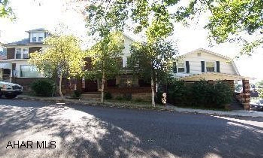 IMMACULATE! OFFERING 3 BEDROOMS-3 BATHS-LAKEVIEW KITCHEN W/ NOOK-EVERYTHING IS NEW-NOT TO BE MISSED-3RD FLOOR HAS 2 EXTRA ROOMS-CALL SUSAN 935-8252.