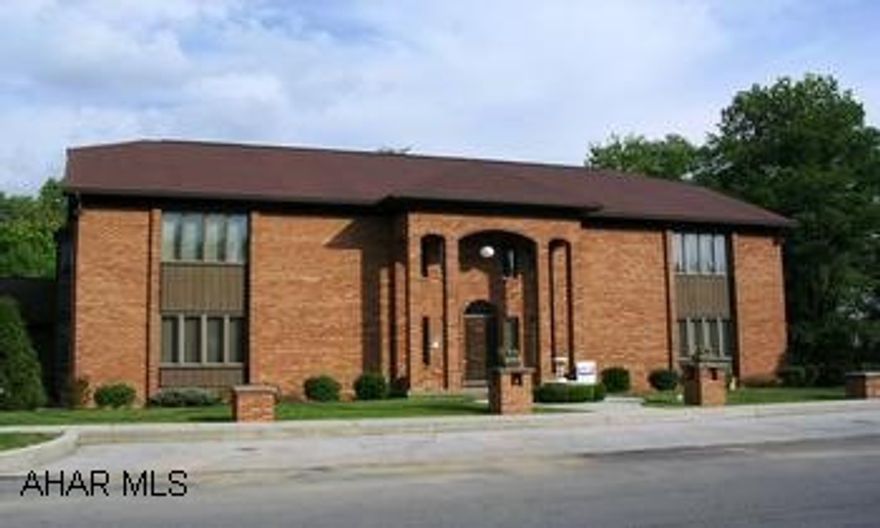 LOVELY 1ST FLOOR CONDO WITH GARAGE. CONDO FEE COVERS SNOW, LAWN, OUTSIDE LIGHTS AND INS.