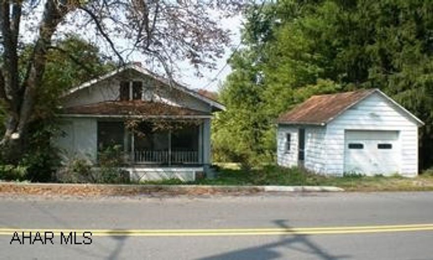 EVERYTHING ON ONE FLOOR! NICE 2 BR HOME WITH WELL KEPT HARDWOOD FLOORING. MASTER BEDROOM OFFERS A LARGE WIC. DOUBLE LOT BACKS TO THE WOODS. 1 CAR GARAGE. MUST SEE. EVERYTHING ON ONE FLOOR! NICE 2 BR HOME WITH WELL KEPT HARDWOOD FLOORING. MASTER BEDROOM OFFERS A LARGE WIC. DOUBLE LOT BACKS TO THE WOODS. 1 CAR GARAGE. MUST SEE.