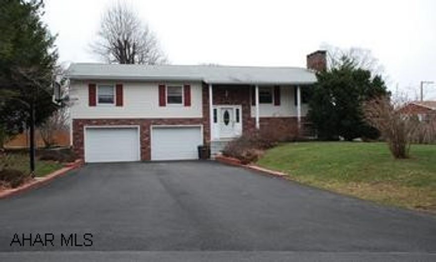 Split Entry with 3 bedrooms, 1 1/2 bath, 2 car garage. Pre-approved only - 24hr NoticeLovely Home in a great neighborhood.  Agents: DO NOT let cat outside!Seller has accepted a contract with contingency-still available to show.