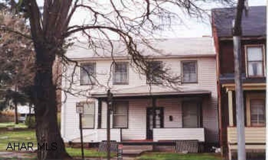Vinyl siding, large lot.