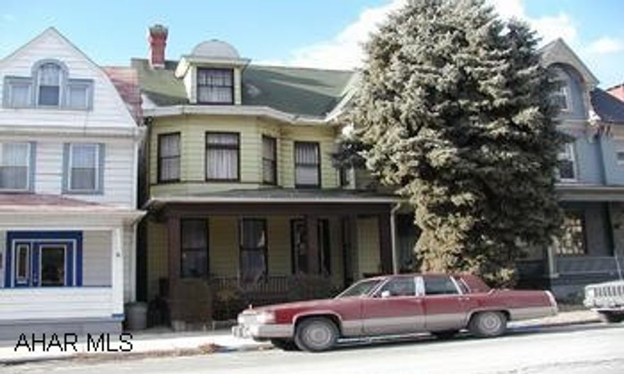 Large 2 1/2 story, 4 bedroom home in convenient location. Hardwood floors. Large 2 1/2 story, 4 bedroom home in convenient location. Hardwood floors.