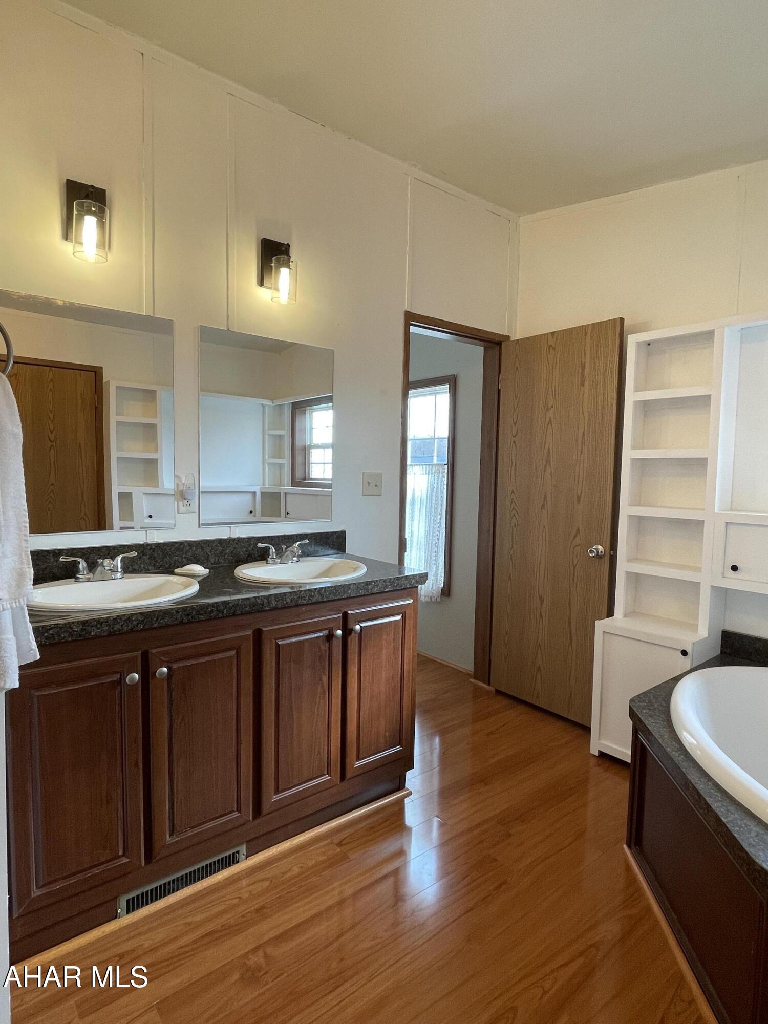 Laurel Woods - Residential