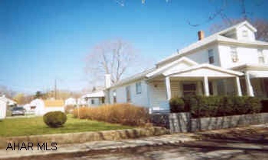 Nice little 1 story 2 bedroom, roof 2 yrs old, full basement, off street parking. Nice little 1 story 2 bedroom, roof 2 yrs old, full basement, off street parking.