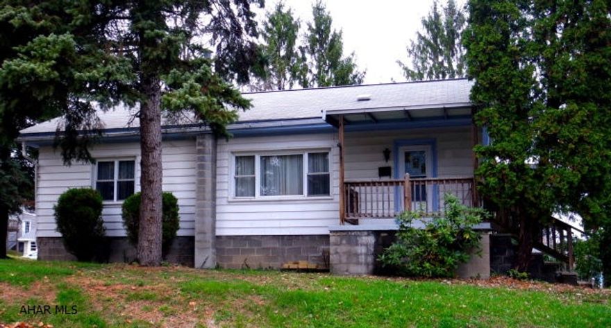 Nice starter family home on 3 city lots. Great central location, Altoona schools.