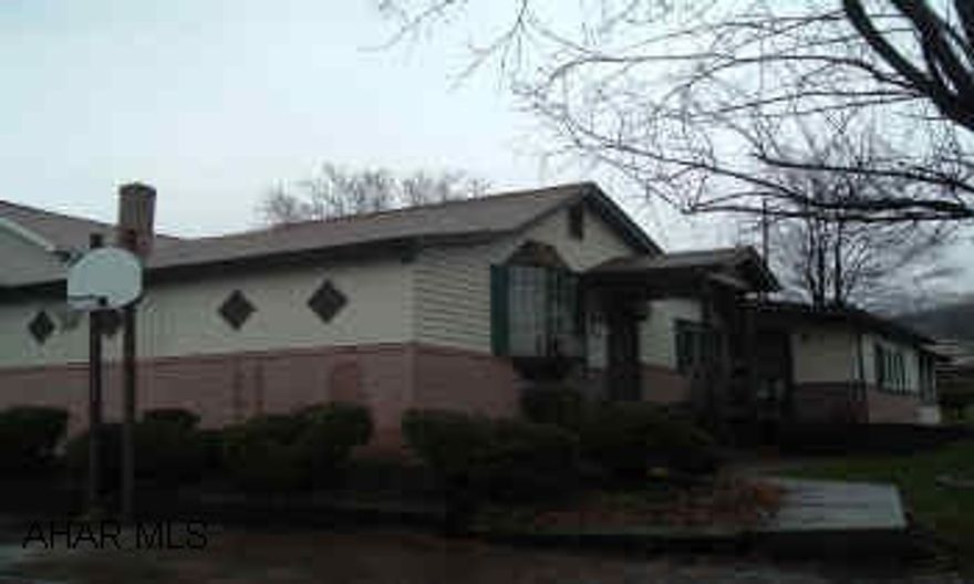 Really cute 1 story, great room, master bedroom suit, Florida room, great location.