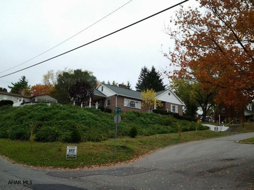 THIS BRICK BEAUTY SITS ON A CORNER LOT WITH A FANTASTIC VIEW. THERE ARE 2 BEDROOMS ON THE 1ST FLOOR. NICE OPEN KITCHEN. THE EATING AREA WALKS OUT TO THE BACK PATIO. THE DINING ROOM AND LIVING ROOM HAVE HW FLOORS. THE DINING ROOM WALKS OUT TO THE SIDE PATIO AND POOL.THE 2ND FLOOR OFFERS 2 BEDROOMS ,FULL BATH. WALK IN CLOSETS....LOTS OF STORAGE...AND MORE HW FLOORS ! THE FAMILY ROOM IS PERFECT FOR TV WATCHING AND ENTERTAINING. LAST, BUT NOT LEAST IS THE SPECTACULAR VIEW...ALSO, THIS HOME IS VERY SPACIOUS .....LARGER THAN IT LOOKS. DON'T MISS IT......