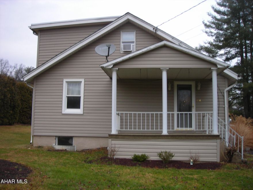 Nice 1.5 story on large lot - 130x185 (.55 acre). 3 Bedrooms, Bonus room, nice bath with walk-in shower (updated), 1.5 car garage.