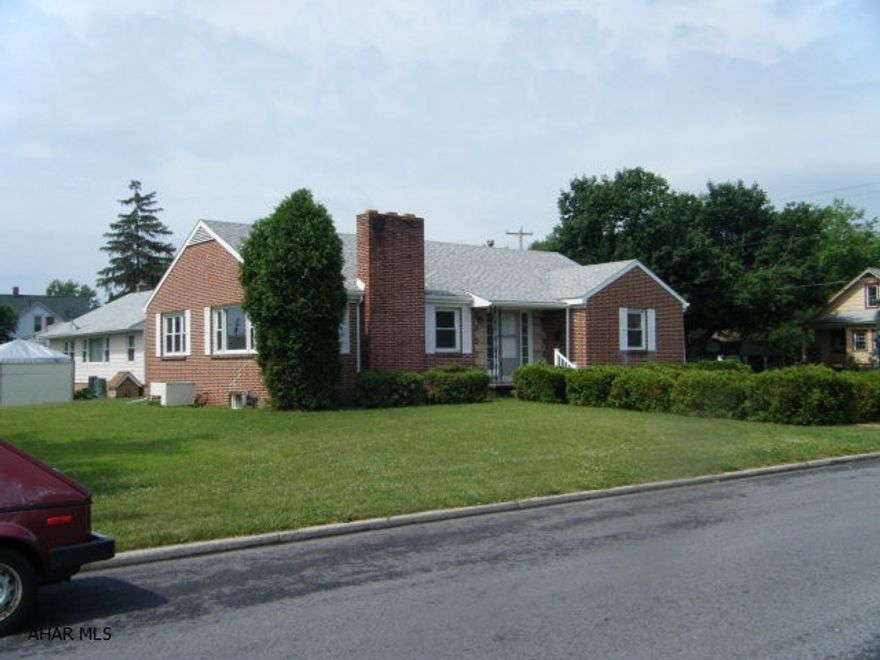 Home has just been renovated in 2010.  Flooring, baths, lighting, kitchen counter, appliances, refinished cabinets, 200 amp circuit breaker panel, gas hot air furnace, extra ceiling insulation, sofit and fascia, gutter. Fireplace has new gas insert. This address is also known as...610 Quail ave. The owner of this property is a licensed real estate broker.