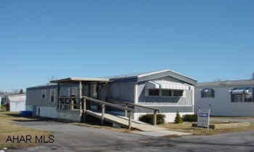 Nice 1996 Colony 14 x 70 single wide mobile home. 2 BR, 1 BA, Nice oak kitchen, C/A, newer carpet, porch with ramp.  Nice 1996 Colony 14 x 70 single wide mobile home. 2 BR, 1 BA, Beautiful  oak kitchen,  (see interior pictures) central air , newer carpet, porch with ramp.  Very good condition. Lot rent $180 monthly. Appliances included.